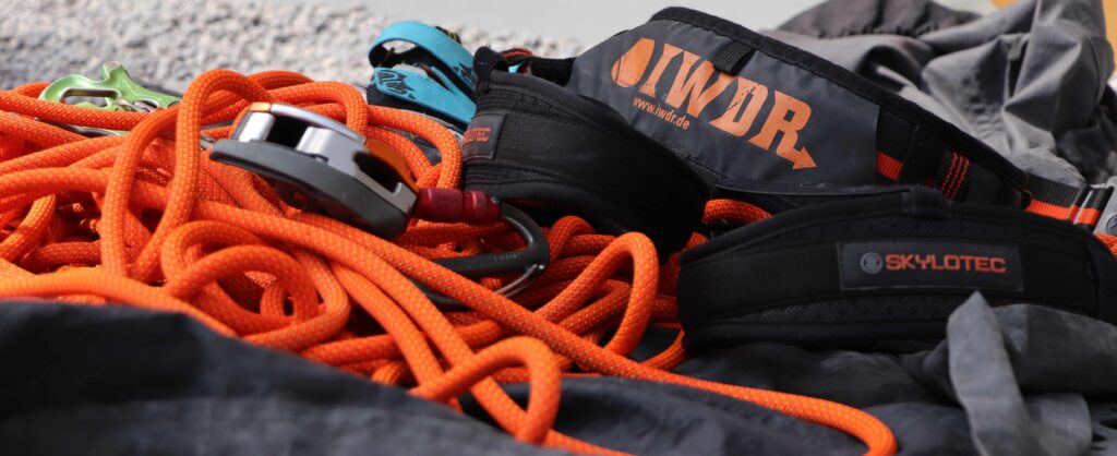 Oranges Seil auf Seilsack mit Sicherungsgeräten