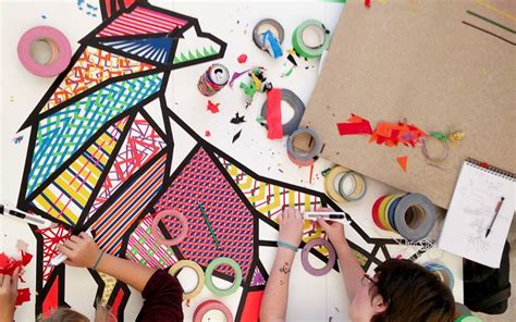 buntes Bilder kleben mit Klebeband