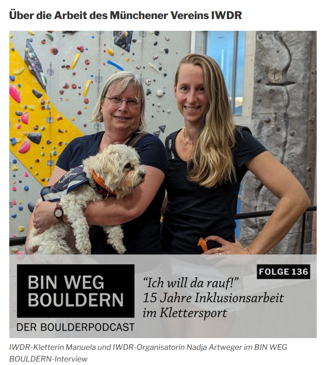 Das Episodenfoto des Podcasts Bin weg bouldern mit rechts Nadja und links Manuela vor einer Kletterwand Manuela hat ihren weißen Hund im Arm