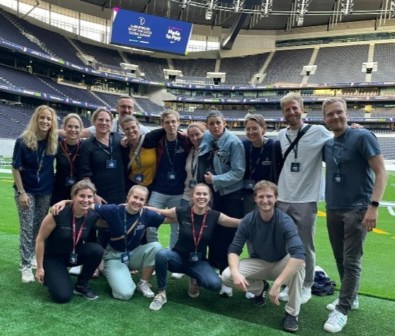 Die deutsche Delegation von Laureus Organisationen auf dem Rasen des Tottenham Stadiums in London