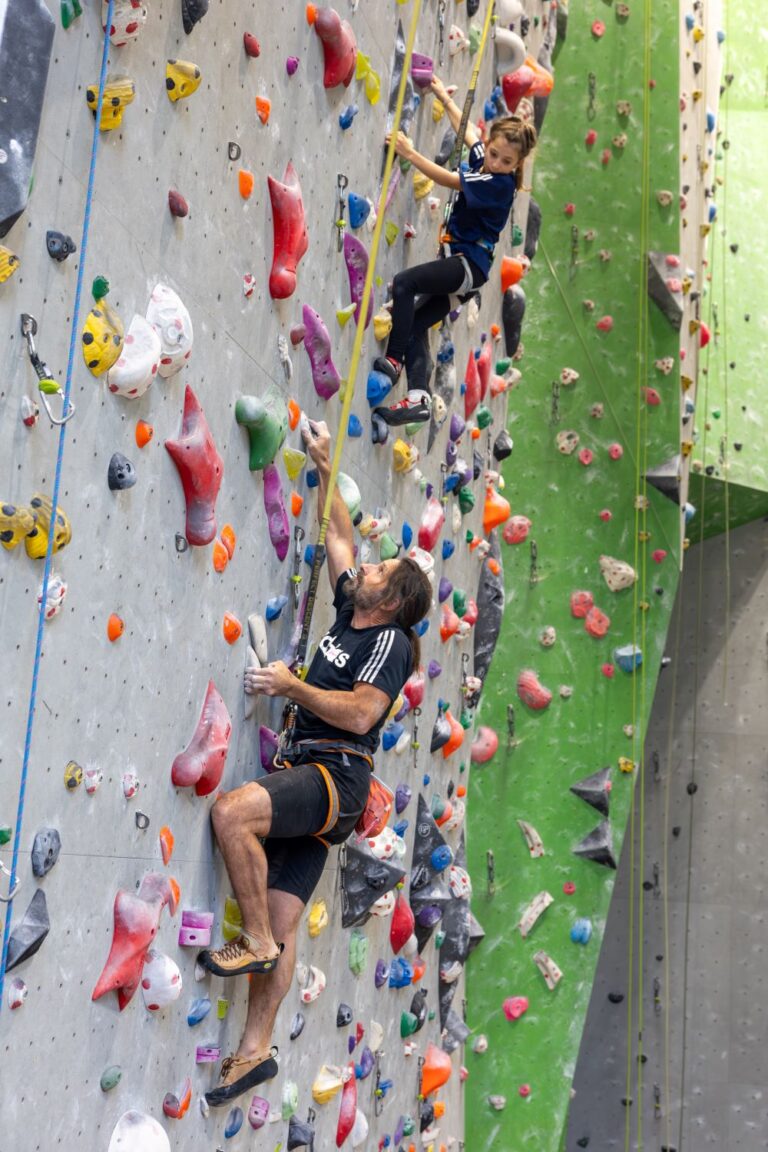 Alexander Huber und eine junge Kletterin vom IWDR messen sich an der Kletterwand beim Speed Klettern