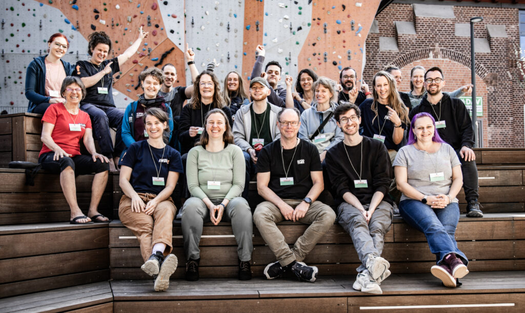 Das Highlight unseres Beratungs- und Weiterbildungsprogramms „Seilschafft Inklusion!“ ist unser jährlich stattfindendes Netzwerktreffen. Dieses Jahr kamen wir  in Marburg zusammen und trafen uns bei unserem Netzwerkpartner dem DAV Marburg in der Volksbank Kletterhalle. Und so machten sich dieses Jahr von 4. bis 6. April 22 Netzwerkpartner*innen auf den Weg nach Hessen um sich auszutauschen, kennenzulernen oder wiederzusehen und gemeinsam Neues zu lernen.