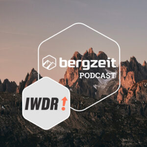 Logo IWDR, Logo Bergzeit Podcast und im Hintergrund Bergsilouette