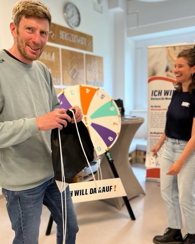 Bergzeit CSR Tag Bergzeit Geschäftsführer Martin Stolzenberger freut sich über seinen Gewinn beim IWDR-Inklusionsrad