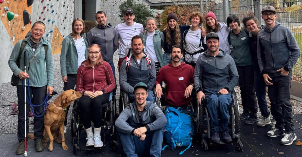 Das Highlight unseres Beratungs- und Weiterbildungsprogramms „Seilschafft Inklusion!“ ist unser jährlich stattfindendes Netzwerktreffen. Dieses Jahr kamen wir  in Marburg zusammen und trafen uns bei unserem Netzwerkpartner dem DAV Marburg in der Volksbank Kletterhalle. Und so machten sich dieses Jahr von 4. bis 6. April 22 Netzwerkpartner*innen auf den Weg nach Hessen um sich auszutauschen, kennenzulernen oder wiederzusehen und gemeinsam Neues zu lernen.